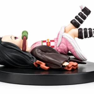 figura-nezuko-acostada-con-piernas-levantadas
