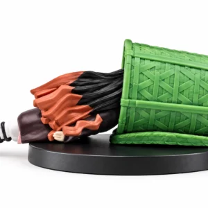 figura-nezuko-bajo-caja-verde
